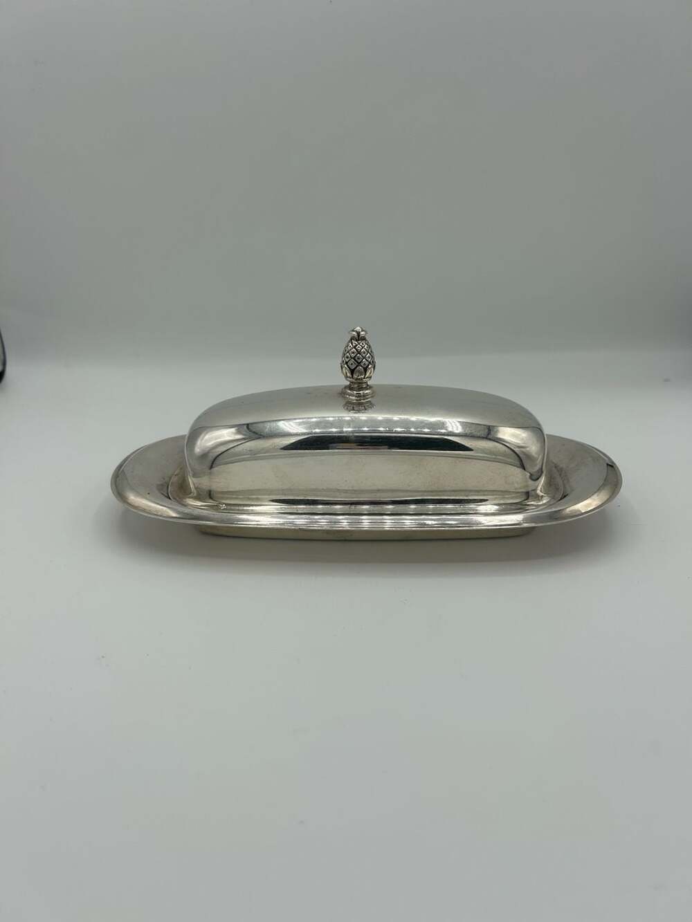 WM Rogers Silverplate Lidded Butter Dish Model 987 with Pineapple Finial